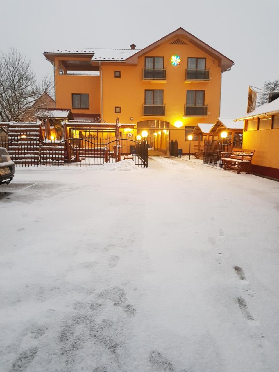 Villa Eden Delux Yanoshi Buitenkant foto